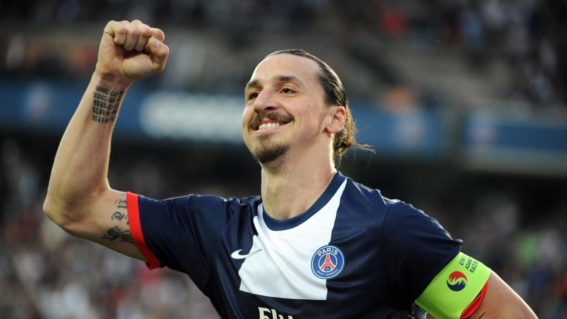 “高新体育中心：健力运动员挑战极限，举重赛事燃爆全场”