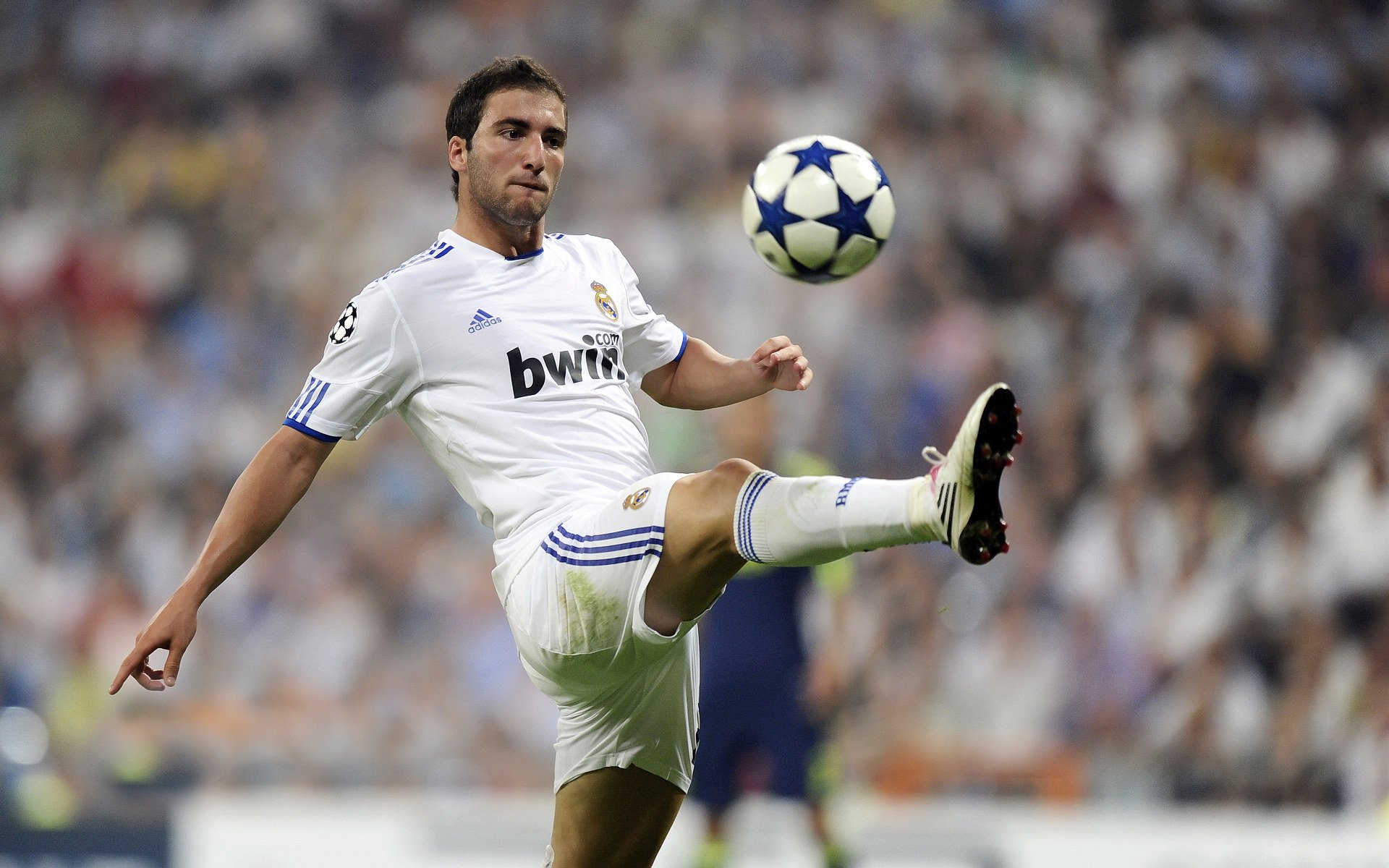 比赛转播创新尝试多角度技术应用广受好评，赛事转播的工作流程